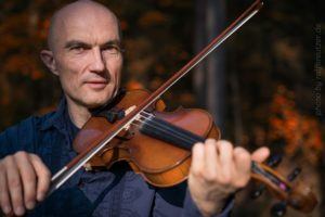 Miroslav-Portrait mit Geige