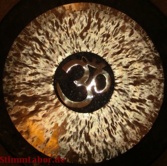 Foto eines Gongs mit dem Sanskrit-Symbol der heiligen Silbe Om