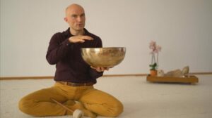 Miroslav-Großer-mit-Klangschale